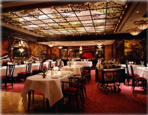 パリからそのままもってきたマキシム・ド・パリの過去の店内。来店客は正装が原則だったが、途中でクールビズの流れもあり、軽装のお客でもジャケットを貸し出すなど、店内では最後まで上着着用を義務づけていた。