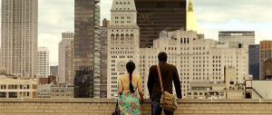 シャシに恋する若者と2人で屋上から眺めるニューヨークの町並み。この後、2人はさらに接近してしまうのだが。