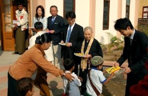 「ミャンマー祭り2013」を共催し、シンポジウムに出演する安倍昭恵さん（左から2人目）。。立教大学大学院21世紀社会デザイン研究科修士課程を修了した際の修士論文は「ミャンマーの寺子屋教育と社会生活—NGOの寺子屋教育支援」で、自ら実践している活動を論文にした。