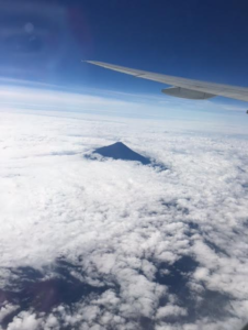 今年は富士山をよく見る。雲の上からの富士山、やっぱり日本の象徴だね。