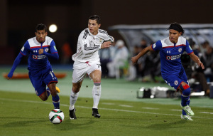 レアル・マドリードのFWクリスティアーノ・ロナウド（Cristiano Ronaldo）選手と、ディフェンスするクルス・アスルのFWジョアオ・ロハス（Jaoa Rojas）選手（11番）とDFヘラルド・フローレス（Gerardo Flores）選手（15番）。