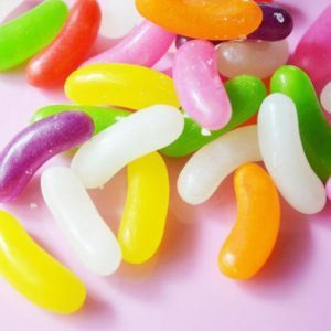 お菓子に使用されることの多い赤キャベツ色素、アナトー色素、コチニール色素などは天然の着色料だが、色素を抽出する際に化学薬品が用いられることがある。日本では指定添加物が454品目とアメリカ（133品目）の3倍以上も使用を認められている。