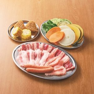 日本橋三越で10月11日まで開かれるバーべキューテラス「日本橋」で提供されるバーベキューの食材。手ぶらで来店して、帰れるのが便利としている。