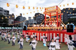 8月26日と27日の2日間、浜町公園で開かれる「第27回中央区大江戸まつり盆おどり大会」。画像は過去の盆踊り風景。