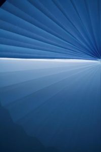 11月3日から10日まで銀座かわうそ画廊で開かれる井坂健一郎さんの個展「空に結ばれる」に展示される「クー（Koo1601）」。「虚実混在」に「空（くう）」に入り込むような表情も見せている点が従来と異なっている。