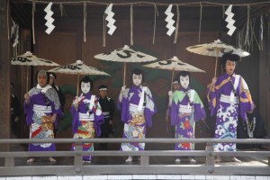 11月3日に泰明小学校で公演する「新富座こども歌舞伎の会」の子どもたち。画像は過去に「鉄砲洲稲荷神社」の「節分祭」での公演風景。