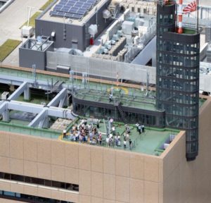朝日新聞社が10月22日に開く朝日新聞航空部の特別見学会で、公開される屋上のヘリポート（画像は過去の見学会の風景）。