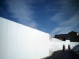 アートギャラリーエムハッシー（Art Gallery M84）で8月1日から13日まで開かれる林敏弘さんの「流れる時間と遊ぶ光」に展示される「白い塀」（2013年、船橋市本町の小学校解体現場、税別3万円）。