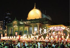 築地本願寺で7月29日から8月1日まで開催される「築地本願寺納涼盆踊り大会」。画像は過去の会場風景。