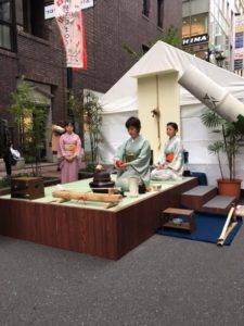 「銀茶会」の様子です。もう銀座では15年もやっているとか。秋はお茶会のシーズンなんです。ちなみに、この日は10月30日、渋谷ではハロウィーンで大変だったらしいんですが。